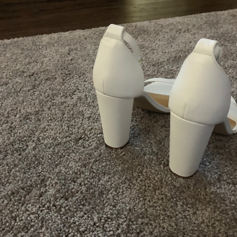 Beautiful White Heels - Picture 2 of 7